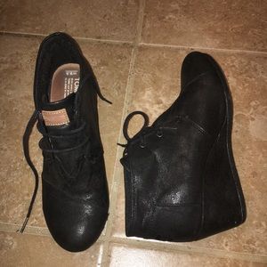 Toms desert wedges black metallic